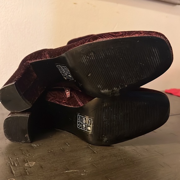 Velvet Booties NINE WEST - Picture 3 of 6